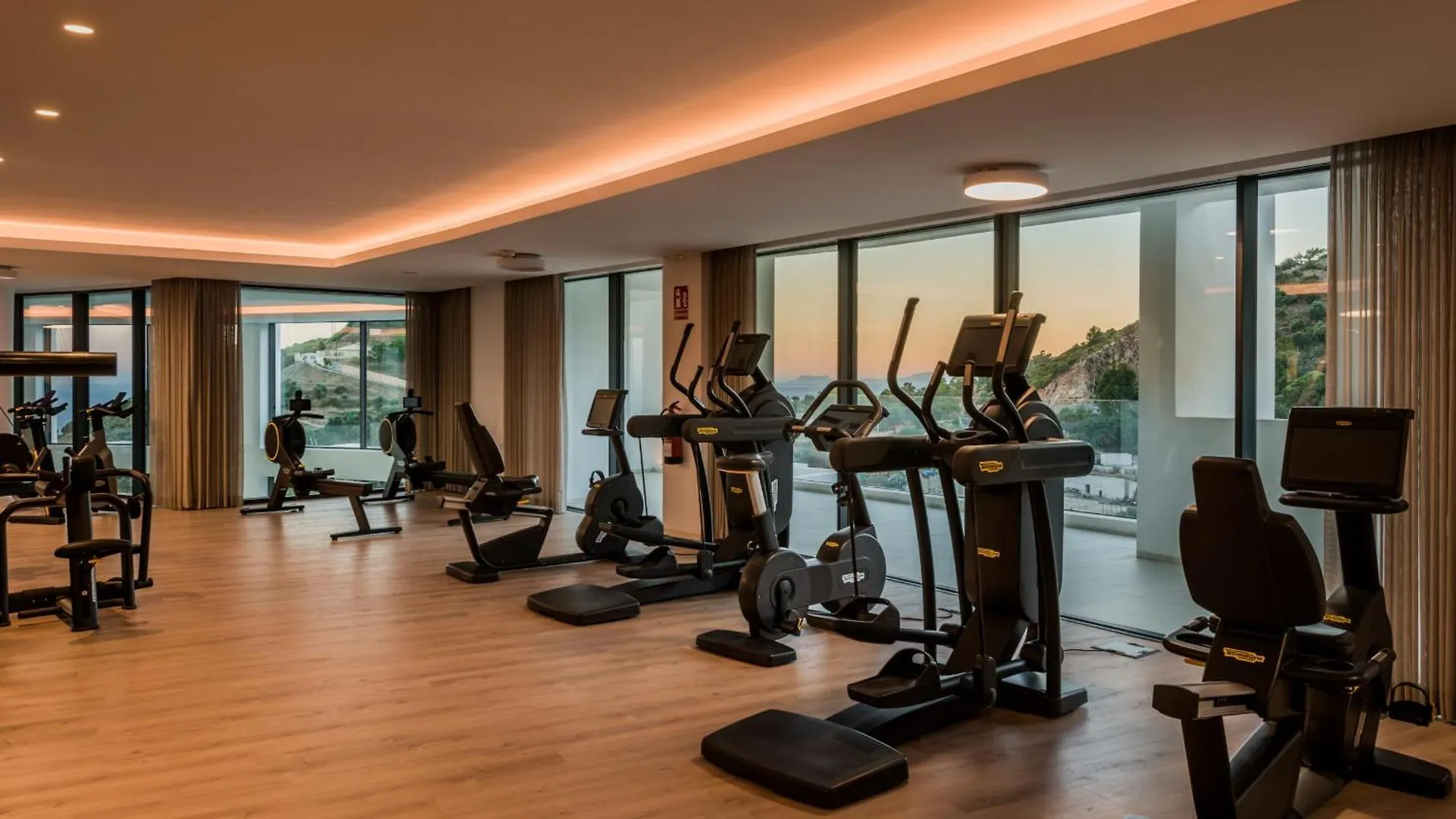 Apartment New Ocean View Property Centrally Located, Just 3 Minutes To Marbella City Center Ojen